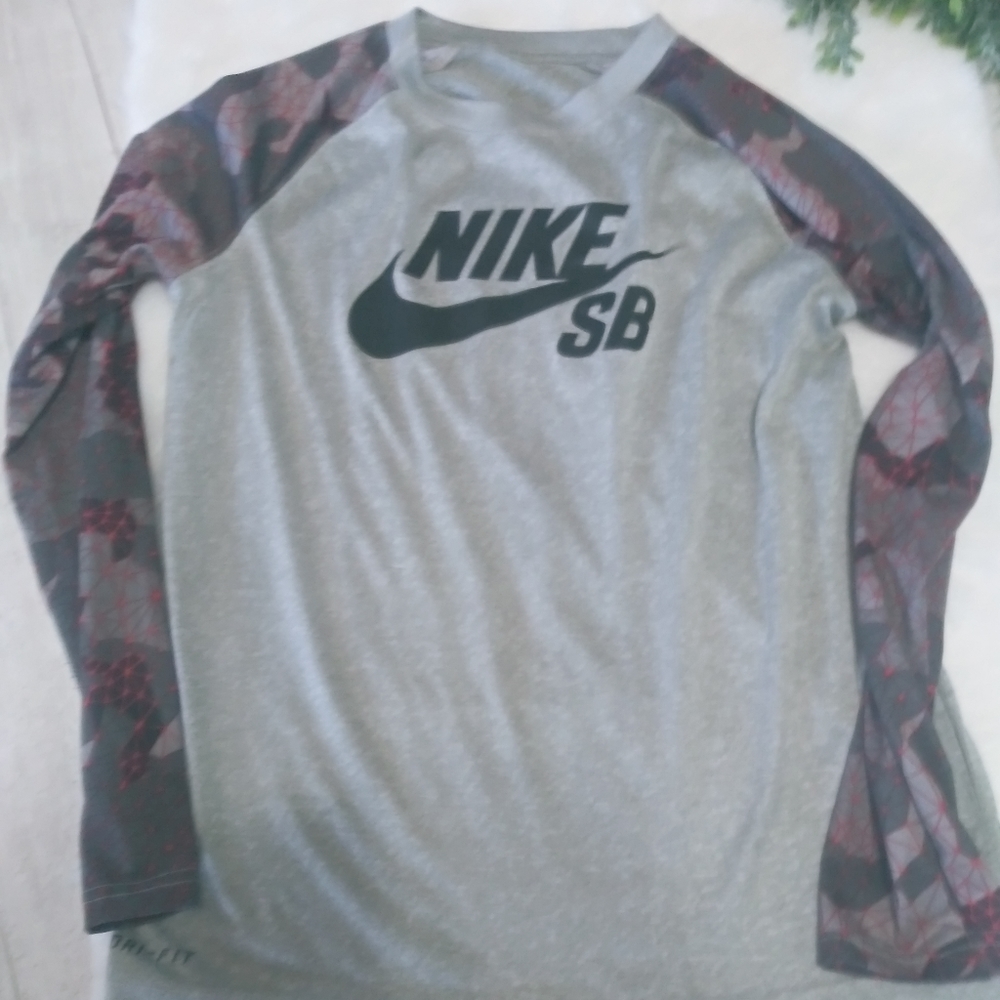 Nike SB long sleeve boys shirt size XL.